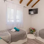 Cozy In Gornje Rastane With Wifi