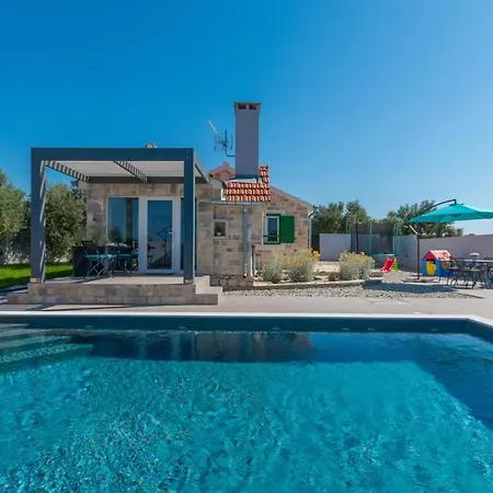 2 Bedroom Amazing In Gornje Rastane