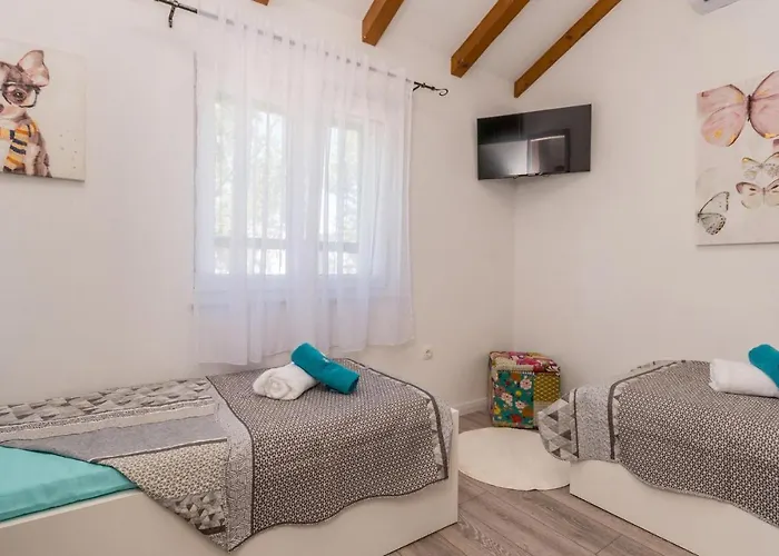Cozy In Gornje Rastane With Wifi